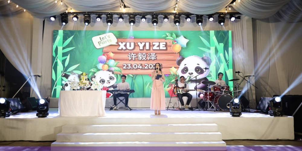 Tiệc thôi nôi Xu Yi Ze